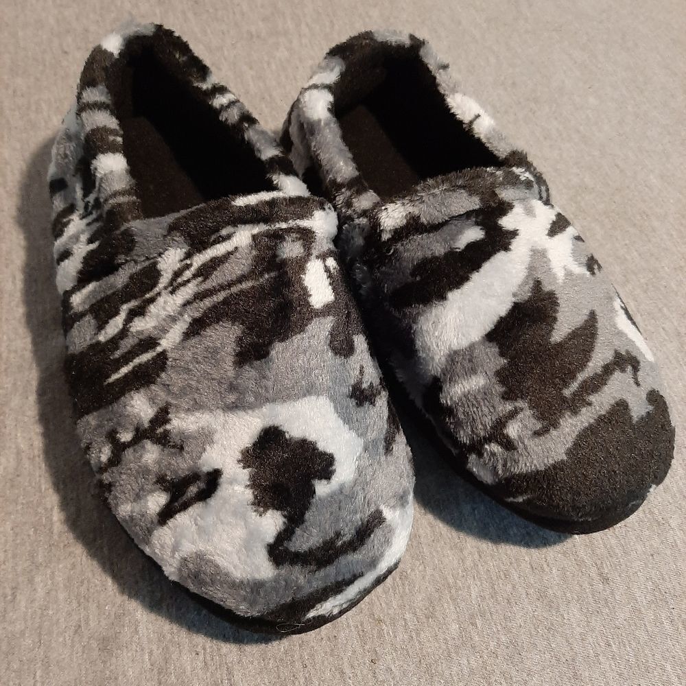 2 New Pairs Little Boys 3/4 Hard Sole Slippers